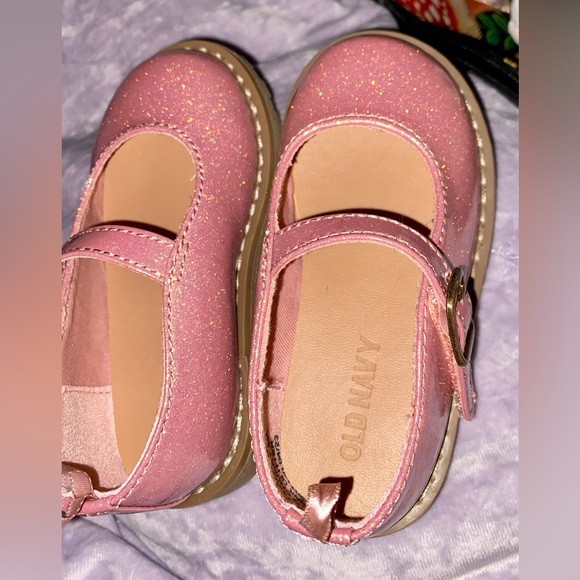 Selling these size 6 toddler Mary Jane Never worn before. Old Navy brand - Picture 2 of 2